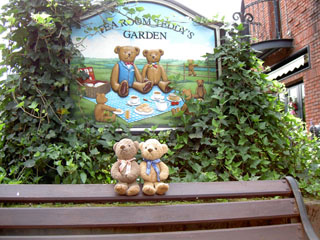 クマのルーニー ベンチと看板「Tea Room Teddy's Garden」