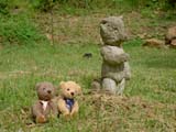 クマのルーニー 芝生に立つ石像