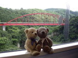 クマのルーニー 赤い橋